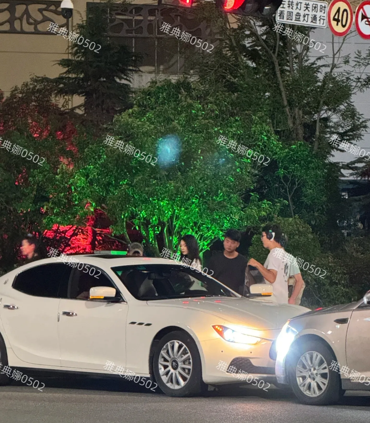 青岛遇到高圆圆拍戏，本人好美呀，虽然她已经45岁了，但身材苗条皮肤好，眼睛又大又