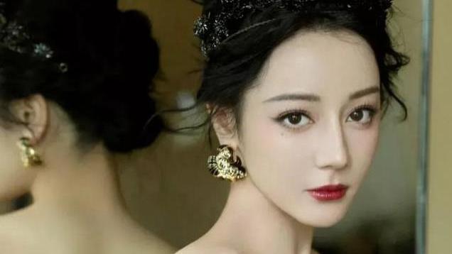 迪丽热巴好绝的腰臀比，而且还很有“料”，太完美了