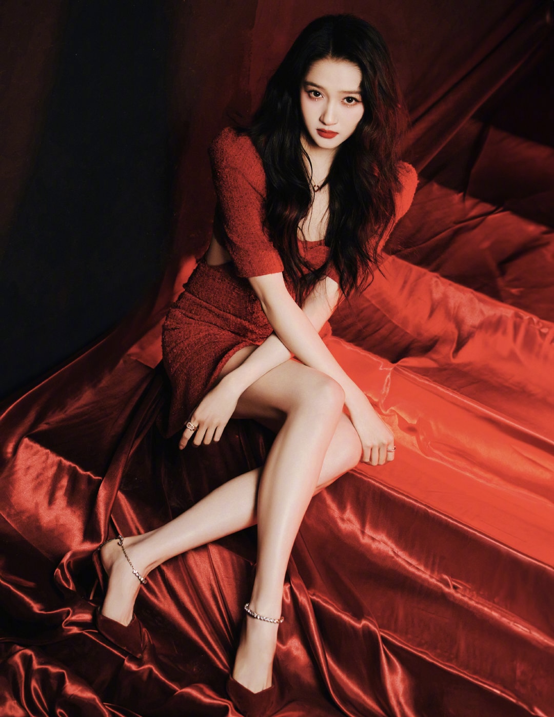 接连上两台春晚，关晓彤终于忍不住秀美腿。刚在央视春晚露面演出，这次是北京春晚。关