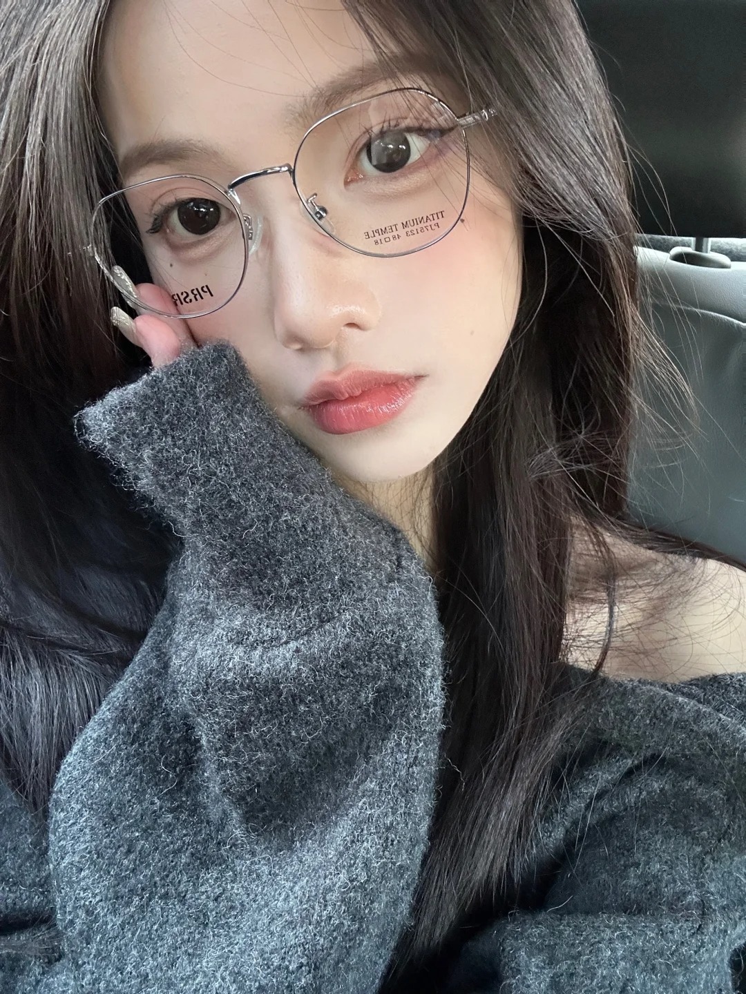 我的清冷智感小镜🧏🏻‍♀️
嘿嘿 带着我的小狗包在车上拍拍～🐩
朋友说我戴