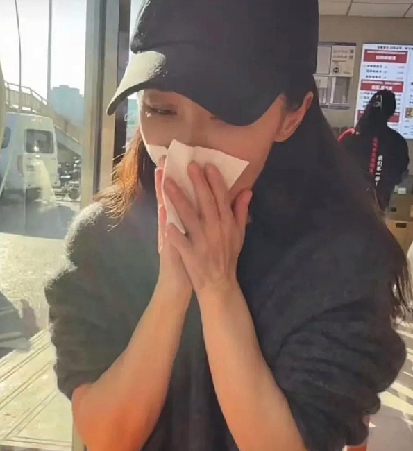 姚笛冲上热搜！
2月21日，姚笛突然冲上了热搜，只因为她被节目组踢出去一周后，首