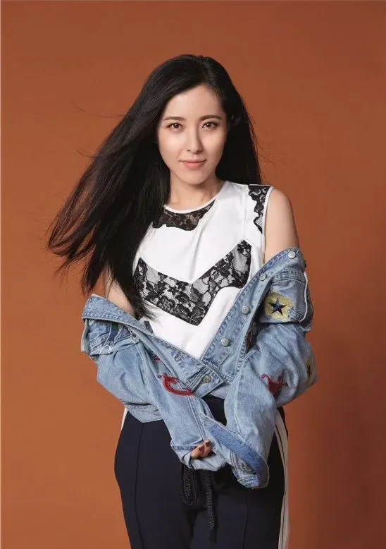曾黎，长得确实漂亮，也参演过许多影视作品，还多次担任女主角，就是一直不温不火，让