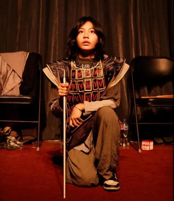 刘烨作为知名演员，塑造众多经典角色。其妻子安娜常分享家庭点滴。此次她晒照为女儿霓