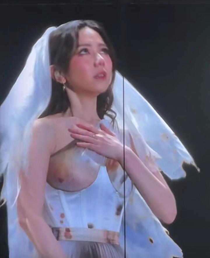 邓紫棋演唱会上，那套衣服设计得真不咋地，让我误以为就我一个人在看，好尴尬啊