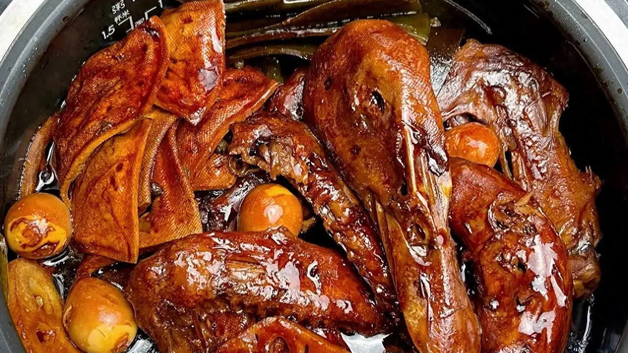 自己在家卤出周黑鸭，鲜嫩厚实，麻辣十足，下酒宵夜解馋必备！