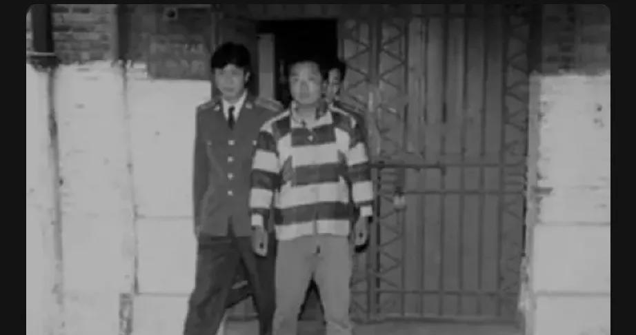 20世纪90年代的上海，正处于快速发展与变革的黄金时期。然而，在这繁华景象的背后