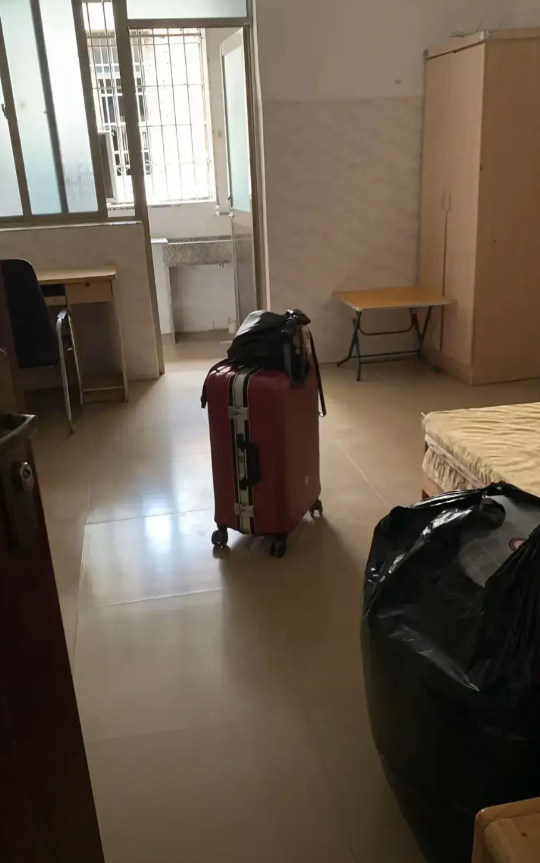 生活压力好大啊！

正月十号出门，找了半个月工作。终于找到一个月薪5000的！通