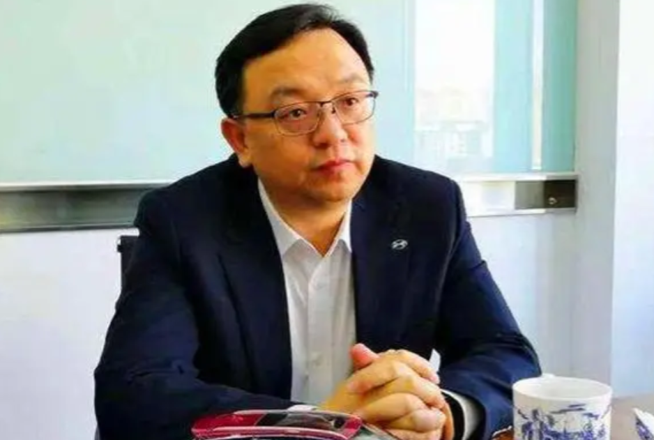 王传福说，他高中时回家要生活费，那叫一个惨！他嫂子张秀菊，翻箱倒柜，兜里就几毛钱