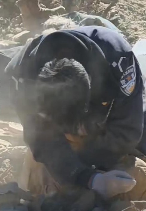 地震突如其来，西藏辅警伦珠被巨大的轰鸣声惊醒。他抓起手电筒，冲出房间，第一反应是