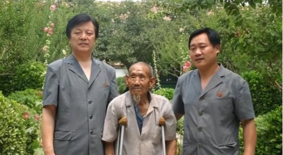 1994年，河南73岁老农欠钱不还成老赖，法院找上门时躲起来不敢见人。孰料法官却