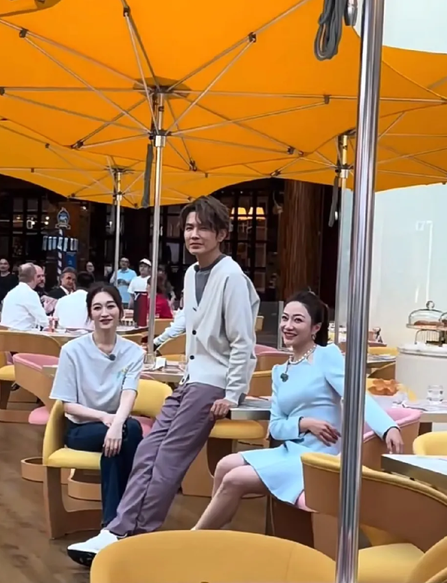 李小冉钟汉良现身澳门聚餐，老友见面相谈甚欢！很难相信李小冉已经48岁，钟汉良已经