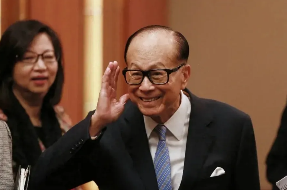 为什么李嘉诚甩给北京楼市一张王炸，背后的原因很简单

1.  面上房地产市场回落