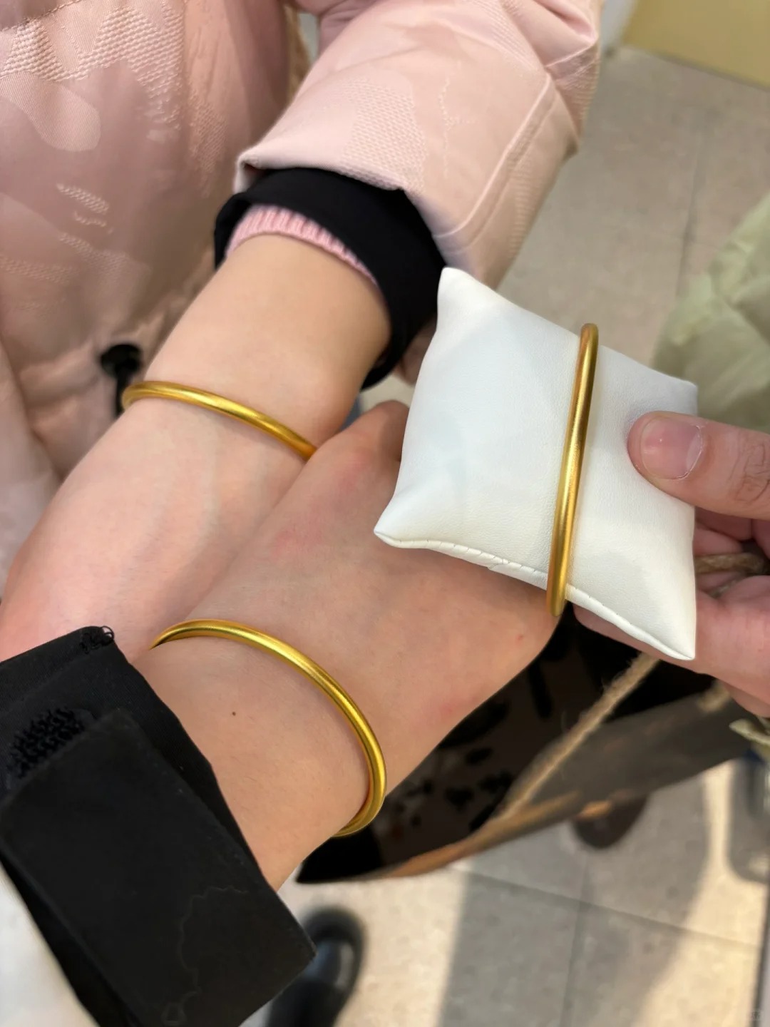 三福 你
货真价实的两个金镯和三福的镯子，居然看不出分别#黄金
 #黄金手镯