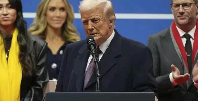 特朗普称可能会在手机上安装TikTok
美国总统唐纳德·特朗普周二在白宫回答记者