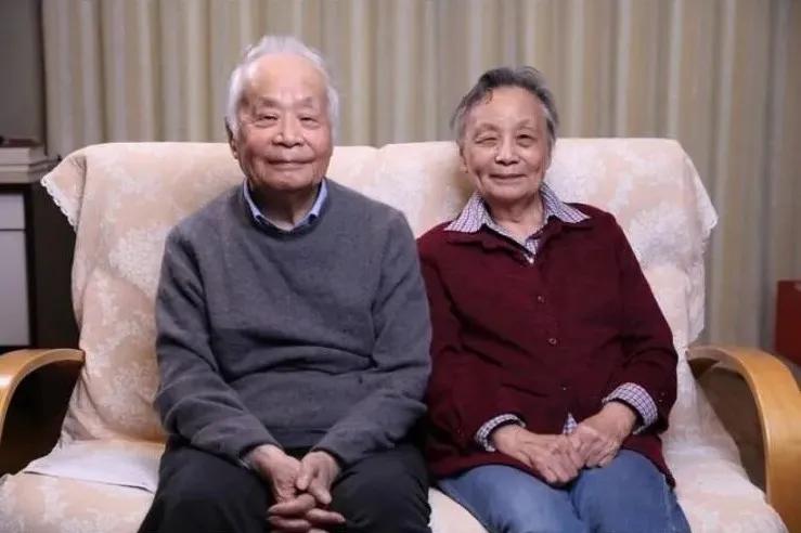 中科院院士何祚庥是跟中医杠上了，在最新的贴文中，他说中医拒绝一切批评，抱残守缺，