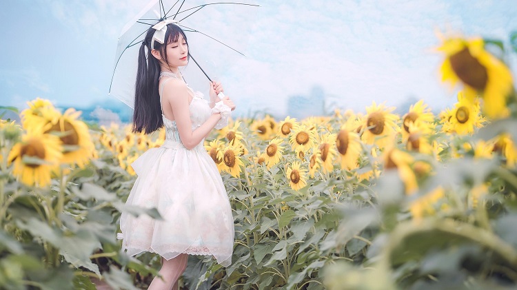 女人真正动情的反应“肢体越界”：
1.看见你，就悄悄靠过去；
2.允许打闹，不排