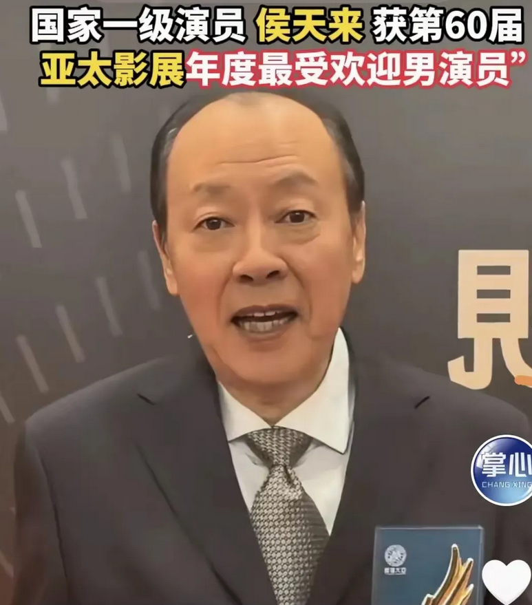 侯天来被观众亲切的称为侯总，网友们戏称“国家一级三级演员”，江湖人称“鞭妇侠”！