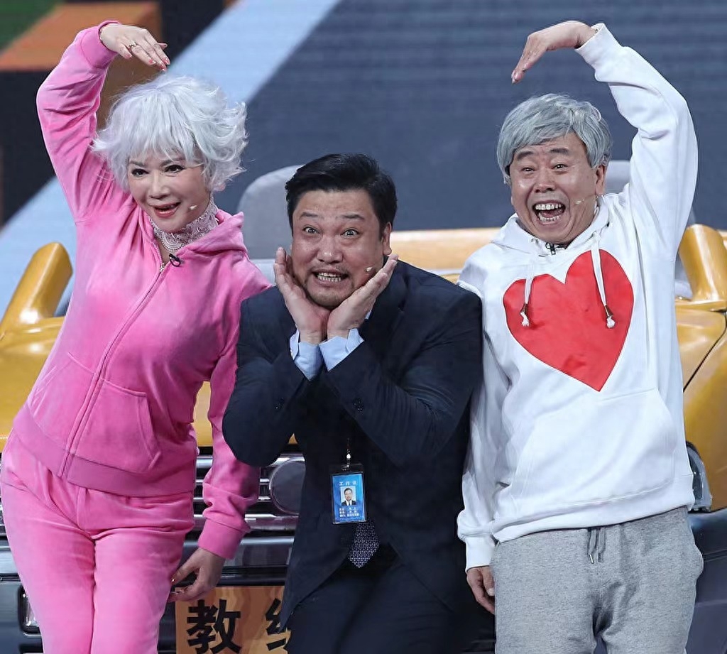 左边的是蔡明，其他两位，明明看着很眼熟，可就是叫不上来名字，特别是右边这位，今年