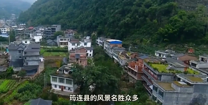 曾经的四川筠连县这一带也是绿水青山，炊烟袅袅，除夕之夜一家人也曾围桌而坐，欢聚一