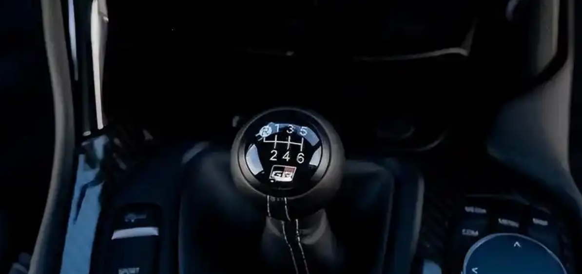 为什么车企还生产手动挡汽车？
说白了吧，手动挡汽车不光是为了让人们有驾驶感觉的，