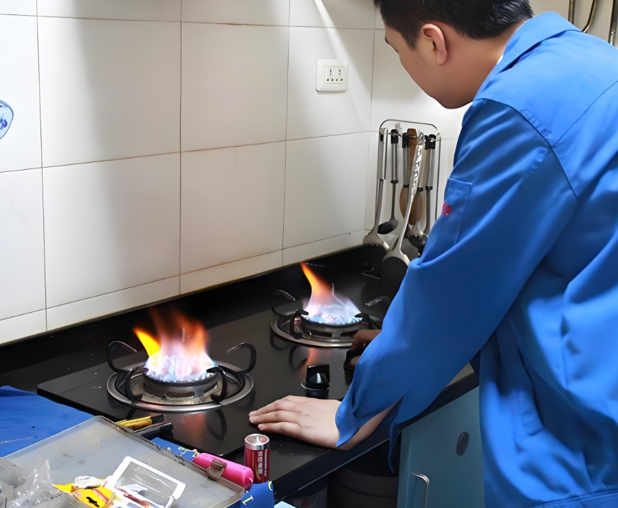 广西一35岁少妇在家做晚饭，煤气灶坏了。晚上叫来维修师傅，修好只要50。少妇看其