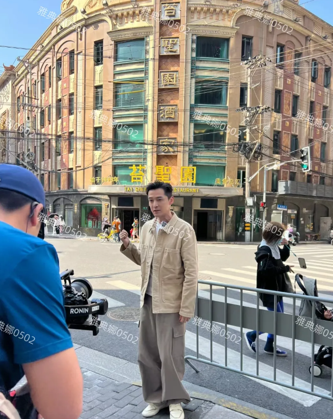 上海街头偶遇胡歌，本人脸小腿长五官立体又高又帅，气质斯文风度翩翩。