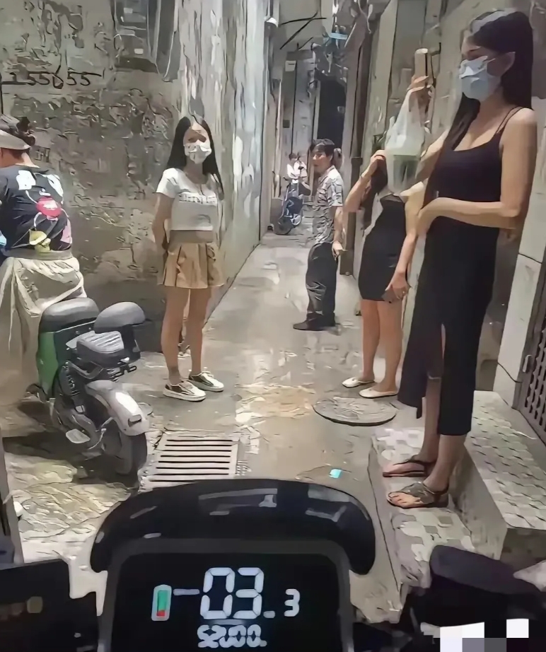 这街道已经这么老旧了，为什么不拆除重新翻新呢？
