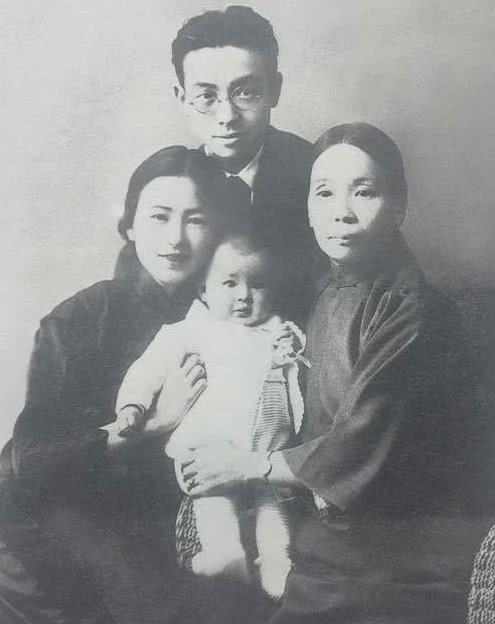 图1是林徽因罕见的一张全家福，她父亲早年不幸死于战乱，此时她至亲的家人就是母亲、
