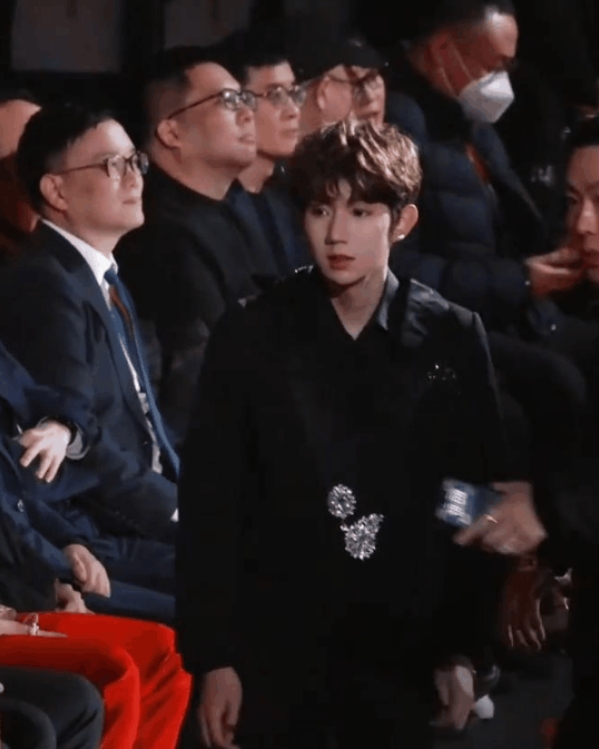 笑不活了，原来莎莎喜欢TFBOYS这件事，这三个人都知道啊！
微博之夜，王源从他