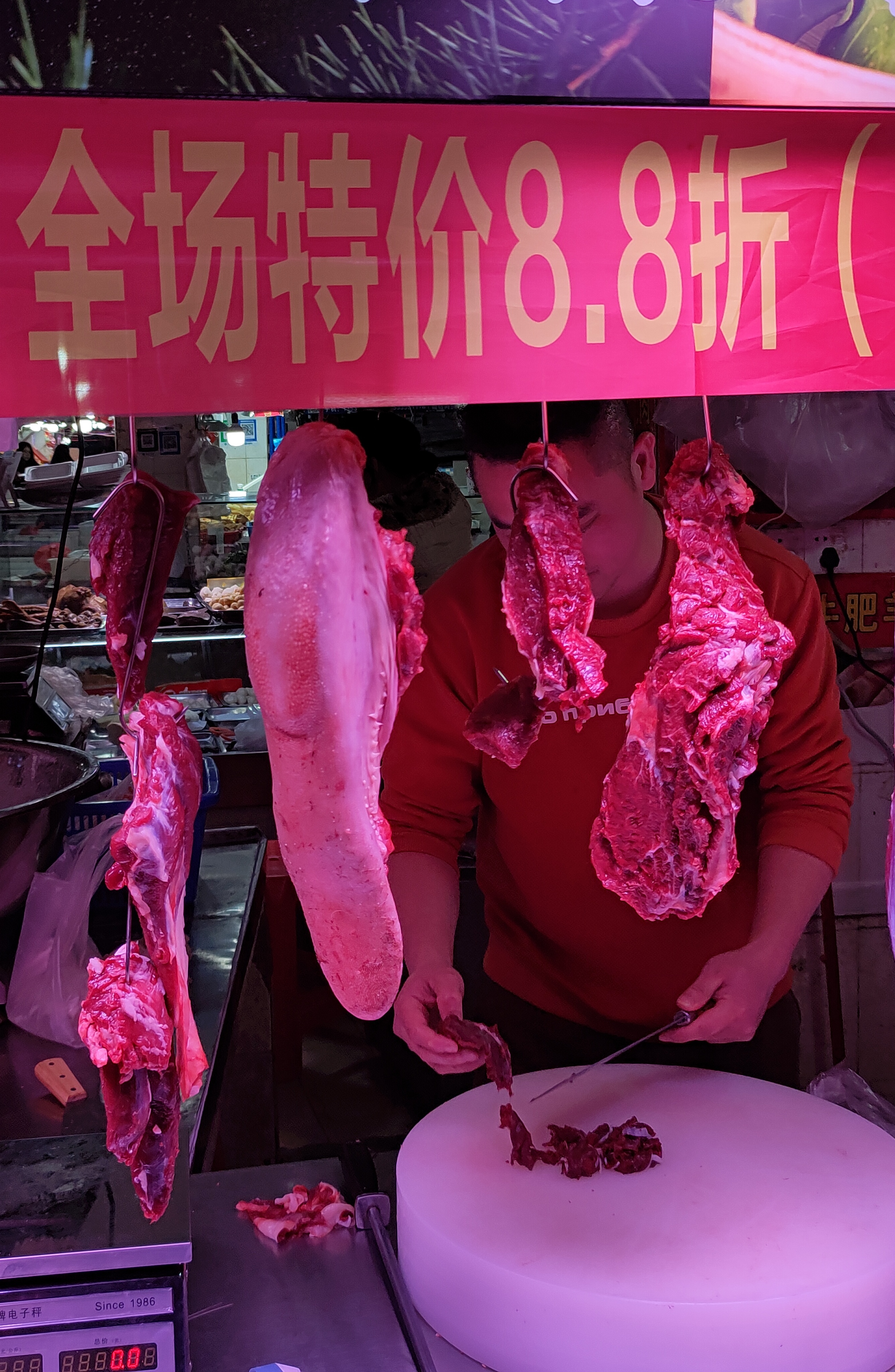 附近市场新开一家潮汕牛肉店，开张前三天8.8折。价格清单看图二。嫩肉65，起点不