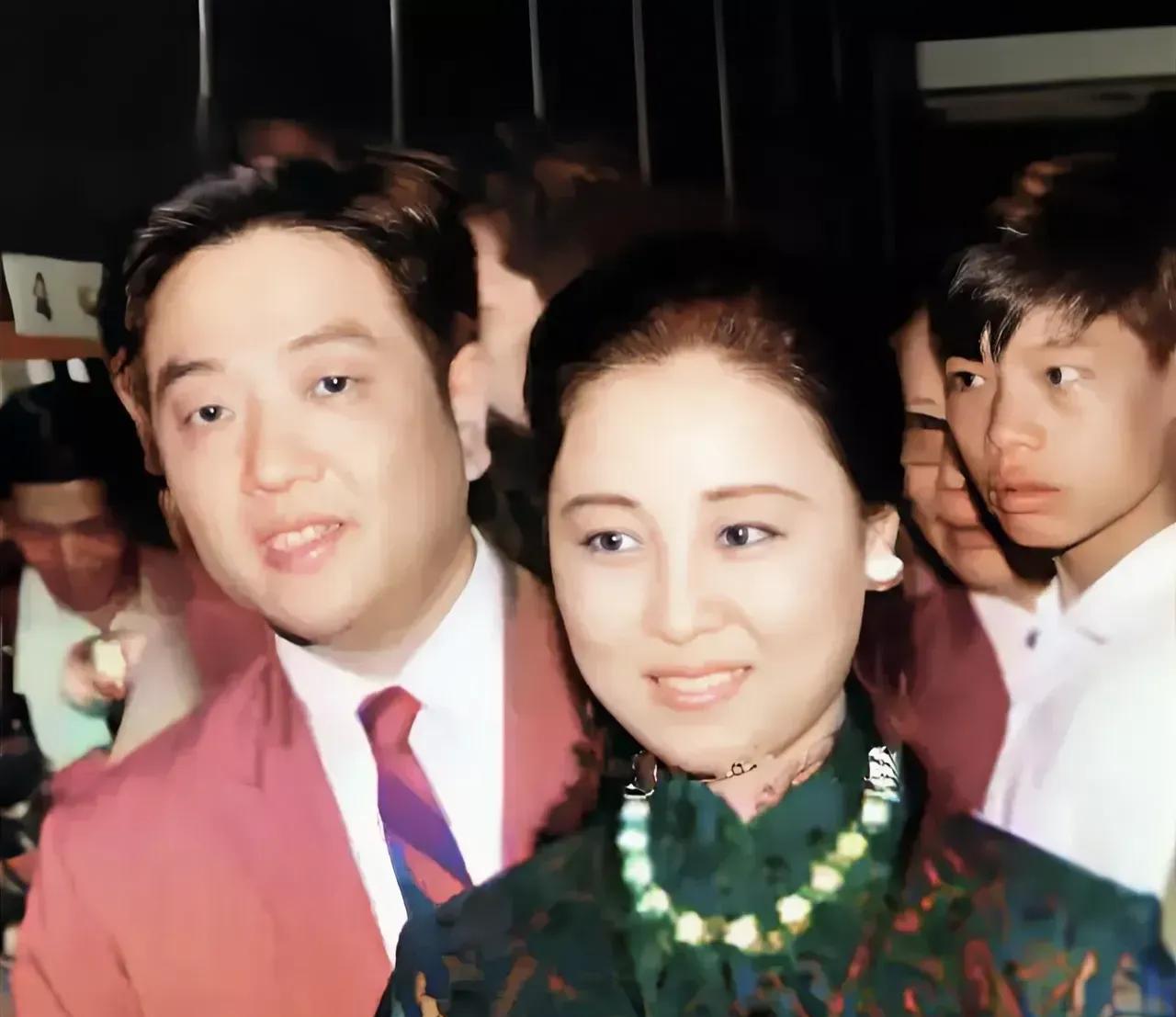 别再夸琼瑶的前夫庆筠有品节了！
平鑫涛都知道为自己的儿女留家产！而庆筠这么多年却