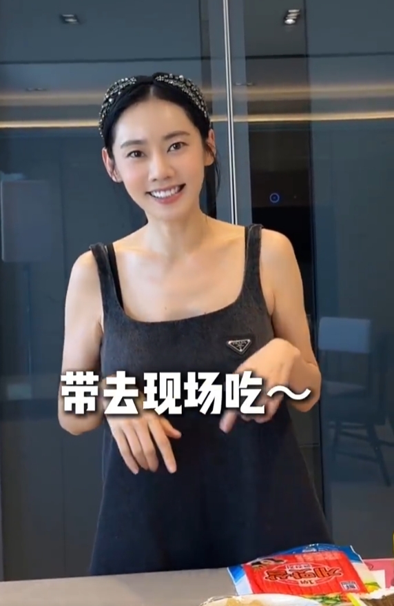 秋瓷炫带六岁儿子做紫菜包饭