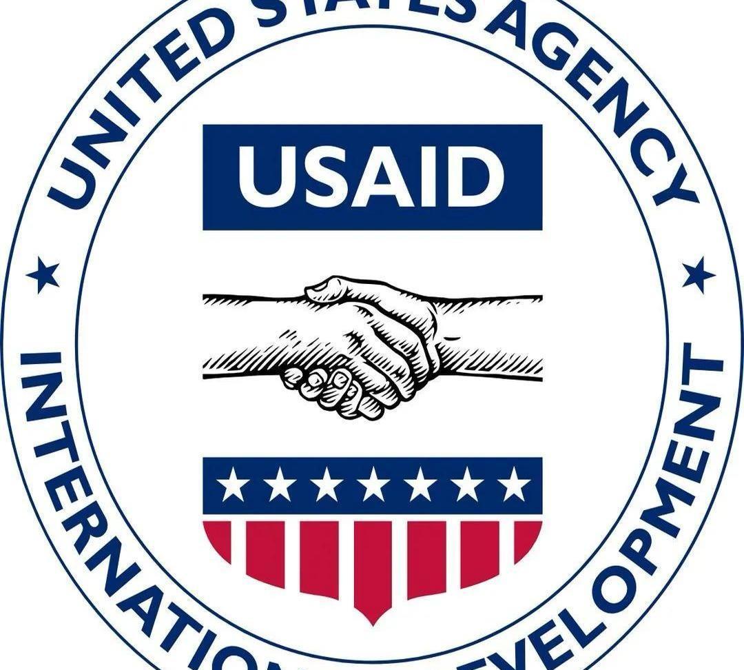 马斯克砍了美国国际开发署的钱袋子，这事儿一下子就炸了锅。这机构表面上是搞人道援助