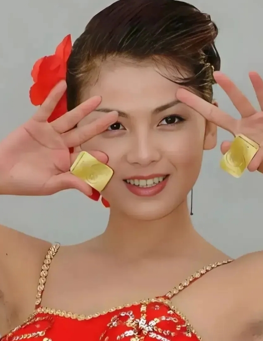 刘涛太美啦！红色的吊带背心，头戴大红花，像新娘一样美丽！

笑起来真好看，魅力四