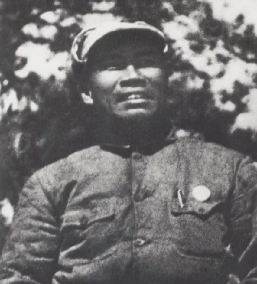 1940年，一名炊事员在朱老总饭菜里下毒，可就在准备枪毙之时，锄奸部部长杨奇清却
