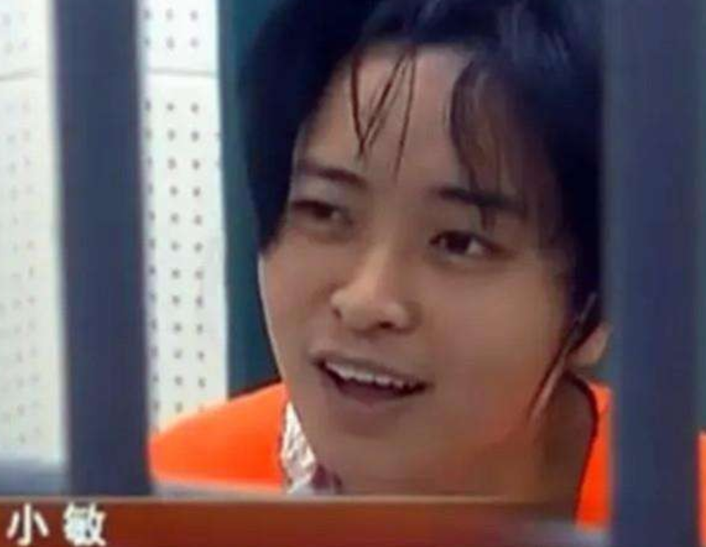 “嘻嘻，你看她好肥啊！”亲生女儿杀死母亲，在指认犯罪现场时，笑嘻嘻地对警察说出残