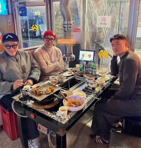 大S当内地媳妇时，作威作福，主动拆家。
 
当韩国媳妇时，阿谀奉承，倒贴掉价。