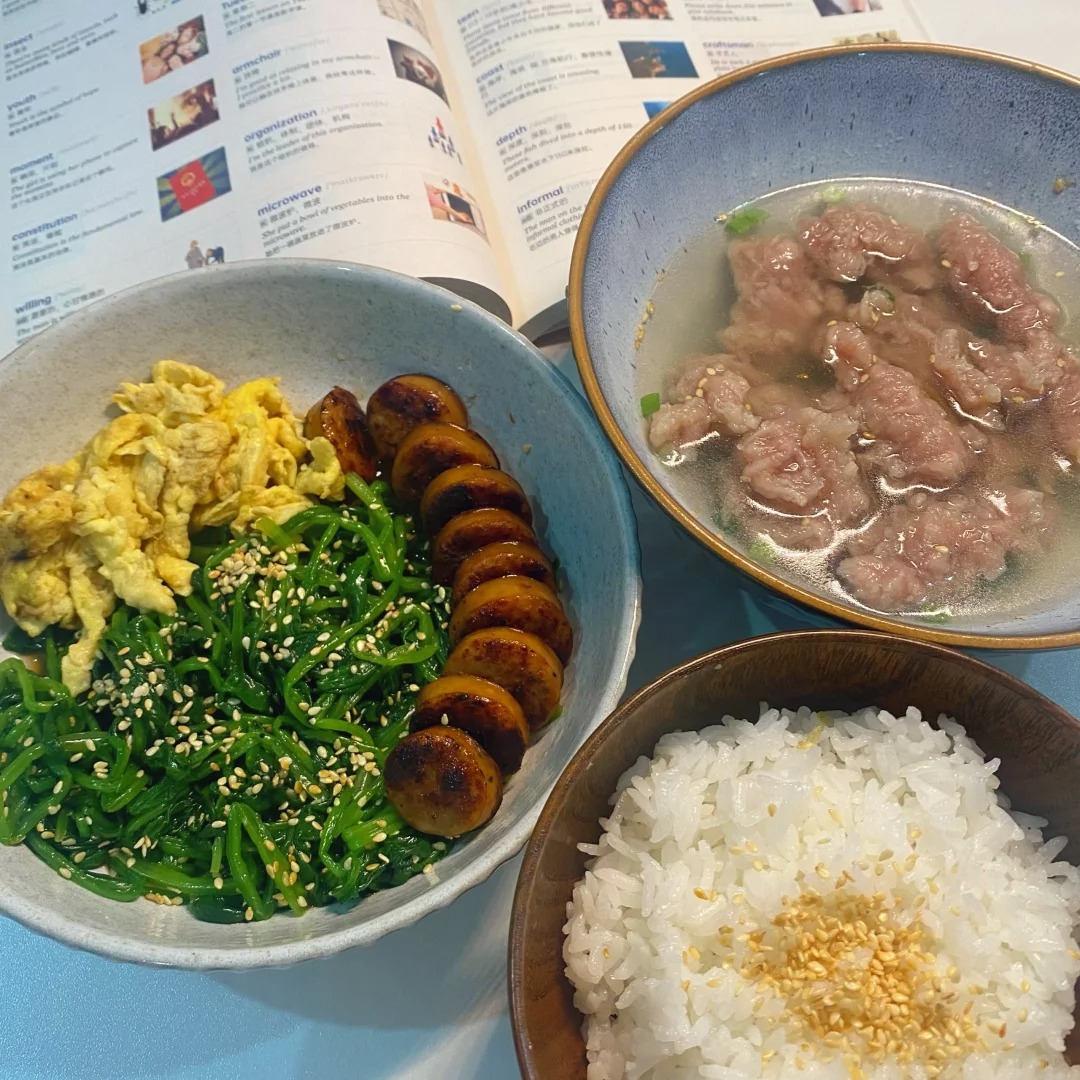 高三女儿的夜宵
今晚给女儿做了烤香肠，凉拌菠菜，煎鸡蛋丝，还有一碗福鼎肉片。开学