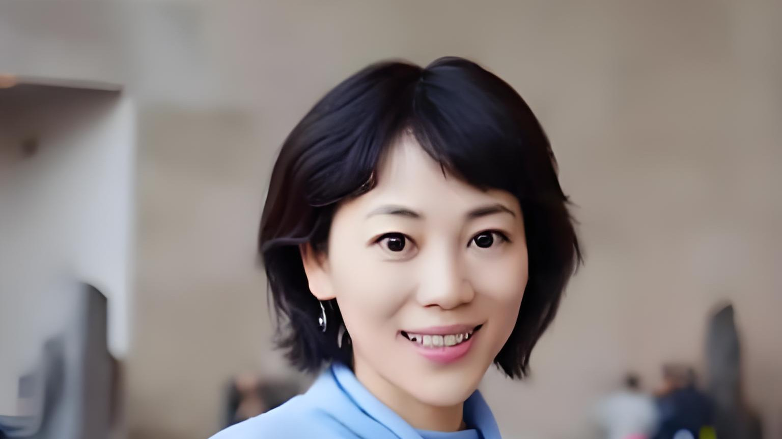 她是公认的央视才女，丈夫背景曝光后，网友：难怪她能成为台柱子