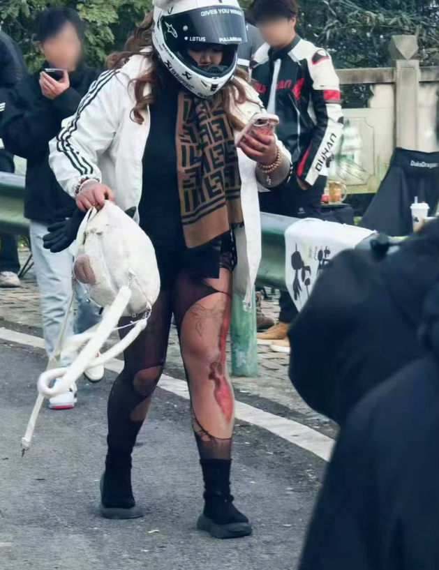 骑行女网红，这摔得不轻啊