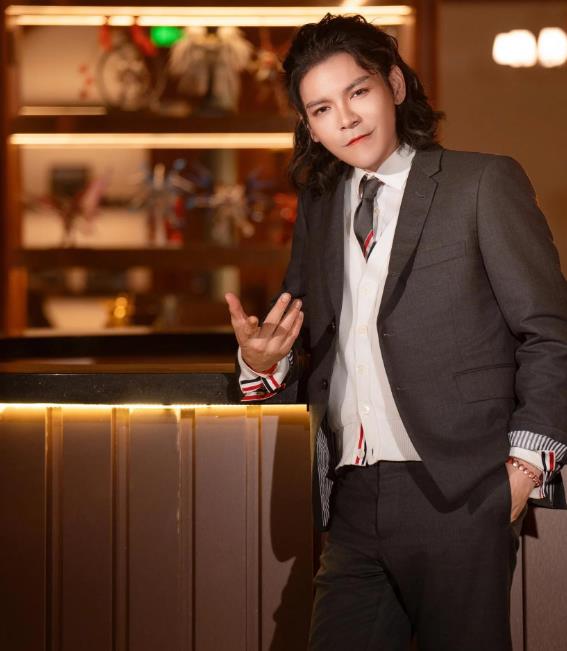 向佐出身演艺世家，凭借自身努力在影视圈崭露头角。近期，他晒出最新西装照，造型独特