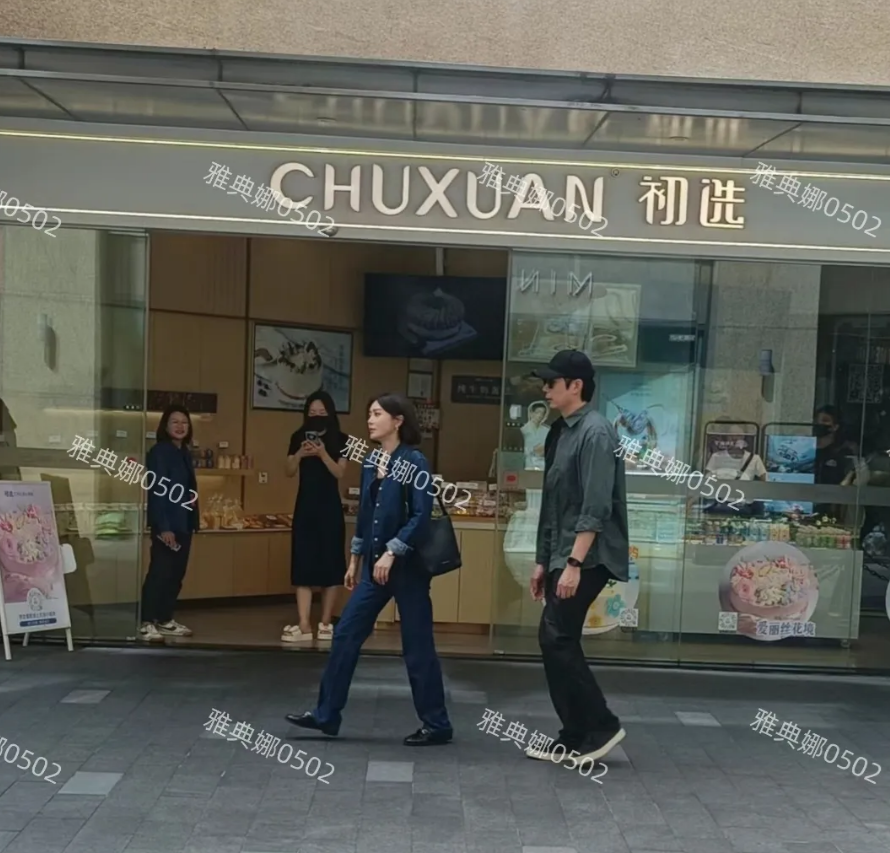 珠海偶遇秦岚艾伦拍戏！
秦岚身材太好了，腰细腿长头发柔顺，温柔又干练但是脸不年轻