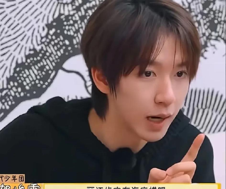 贺峻霖对李小冉说：“我们在丽江晚上十一点去吃海底捞吧，海底捞可以过夜，我还有大学
