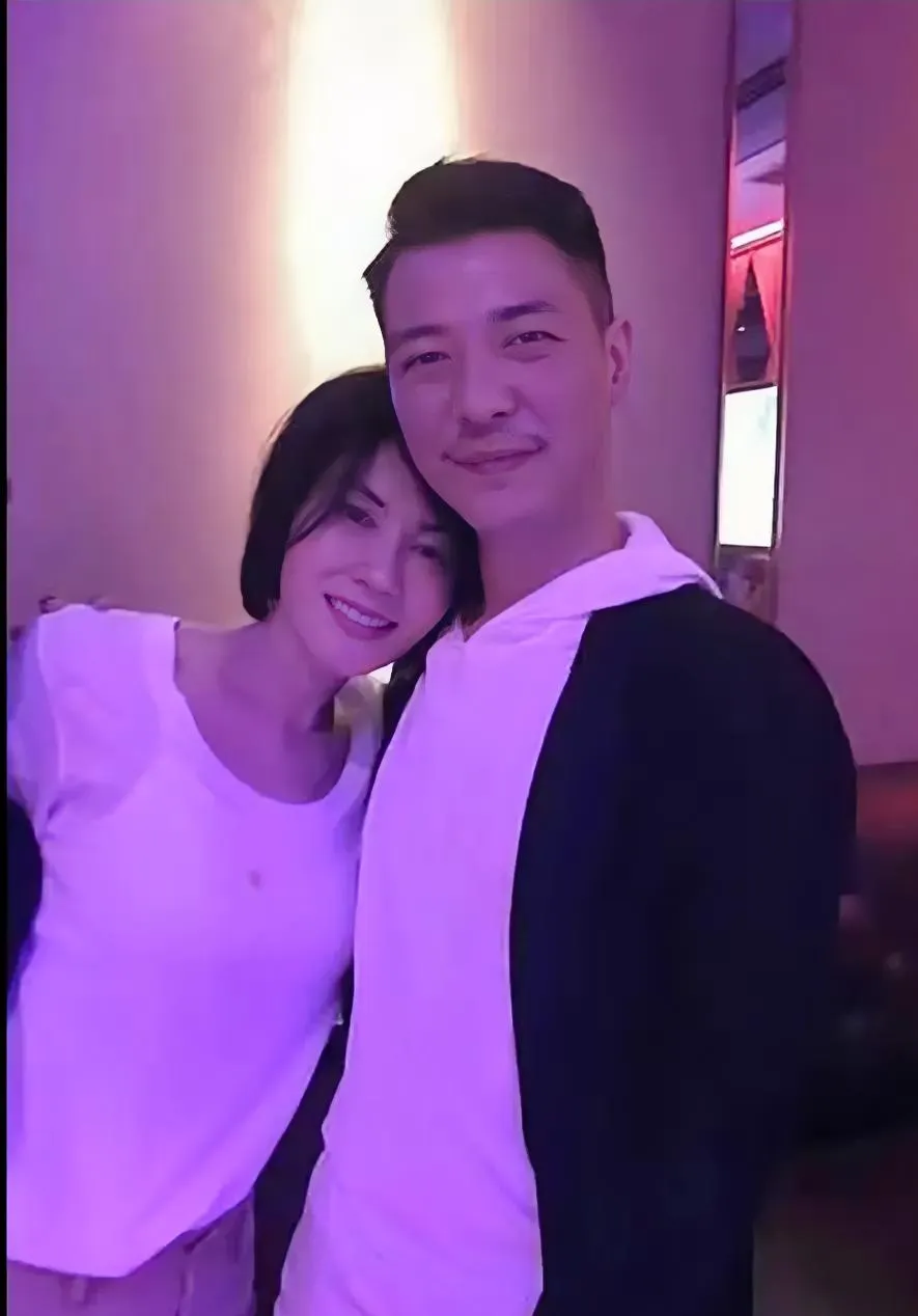 他是谁呀？
被王菲这样的大美女依偎着，也太幸福了吧！
王菲可是出了名的高冷，估计