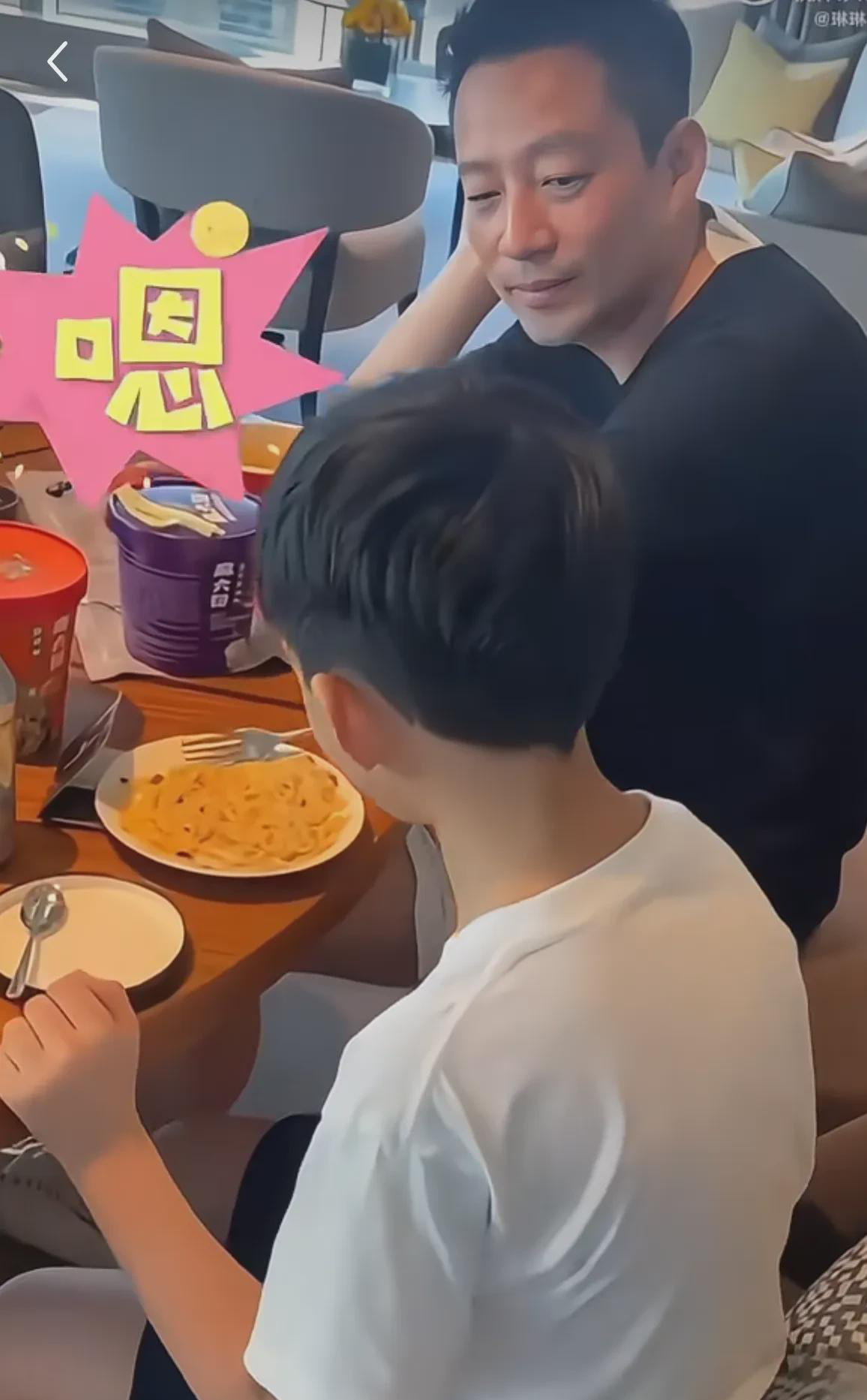  
 
 
汪小菲看儿子霖霖的眼神藏不住爱意 
嘴角不自觉上扬 
整个人都变得温