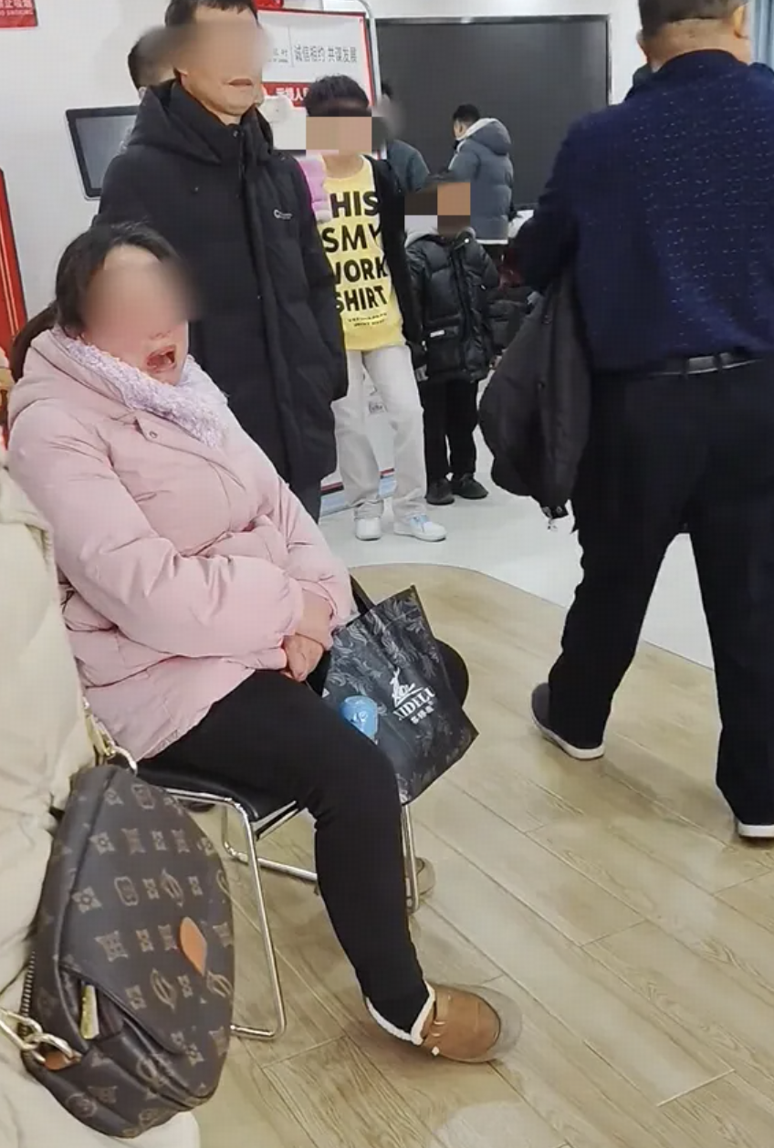女子哭诉在银行定存 80万被转成债券，涉事银行称无责任，双方均已报案，具体情况如何？问题可能出在哪？