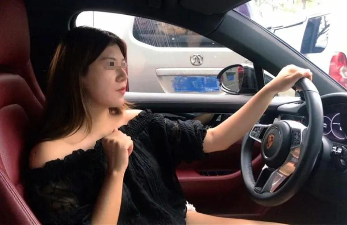 福建厦门，一女子为了排面，特意花费62万元，买了一辆二手的保时捷轿车，万万没想到
