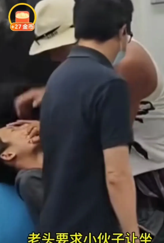 青岛地铁老人殴打小伙一事又出反转，也就是小伙地铁上言语滋扰他人，而老人怒而出手。