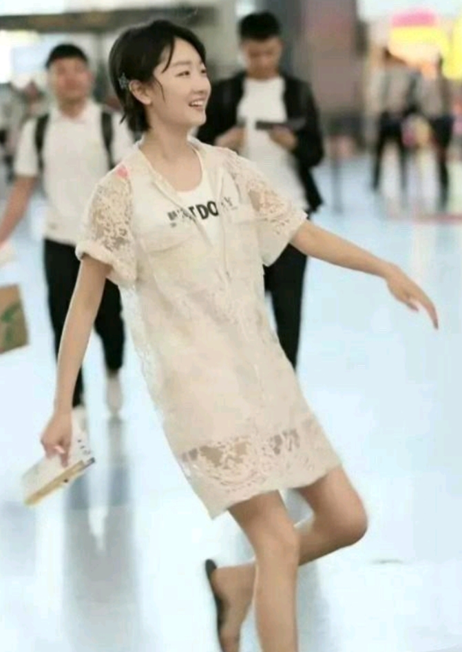 周冬雨电视上看着一般，现实真人大美女