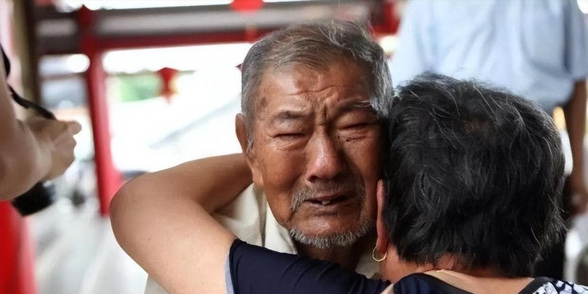 1948年，江苏的王成松，上街买东西，被国民党抓了壮丁。临行前，把得到的两块银元